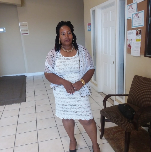 Meet your Posher, Leona - Picture 1 of 1